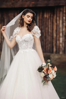 Elegáns, gyönyörű A-vonalú V-nyakkivágás menyasszonyi luxus esküvői ruha tüll rátétes, rövid ujjú vontatott ruha romantikus esküvő